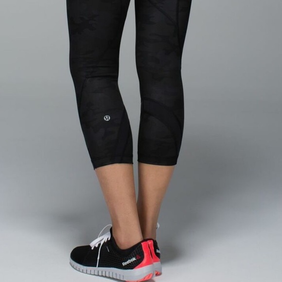 Lululemon Run Inspire Crop II Camouflage Black Mesh - sz 6 - Picture 2 of 6